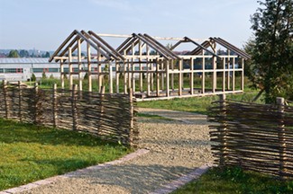 Mithr&auml;um II mit Weidenrutenflechtwerkzaun eines Streifenhausgrundst&uuml;cks.