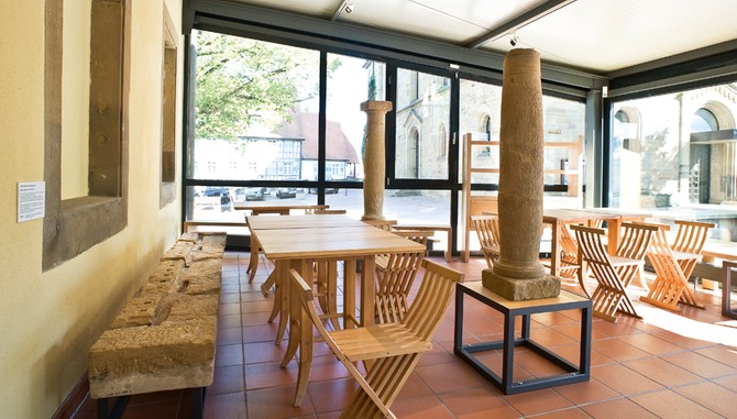 Die Museums-Caf&eacute;teria "Taberna Romana". Markante Architekturteile aus dem Vicus von G&uuml;glingen und die besondere M&ouml;blierung erzeugen ein stilvolles und anregendes Ambiente.