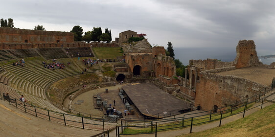 Vom antiken Theaterwesen zu den Komödien des Aristophanes 