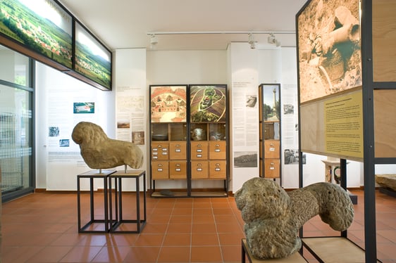 Die Dauerausstellung im Erdgeschoss porträtiert das römische Zabergäu in all seinen vielfältigen Facetten. Der eher magazinale Ausstellungscharakter lädt dazu ein, die Objekte selbst zu entdecken.