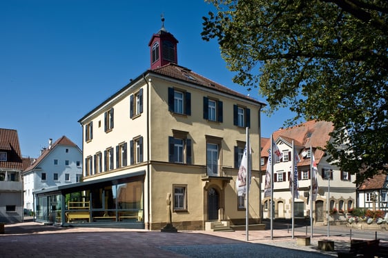 Das Römermuseum im Alten Rathaus am Marktplatz mit Caféteria im angebauten Pavillon.