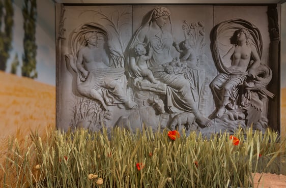 Inszenierung: Getreidefeld mit Tellus-Relief der Ara Pacis Augusta.